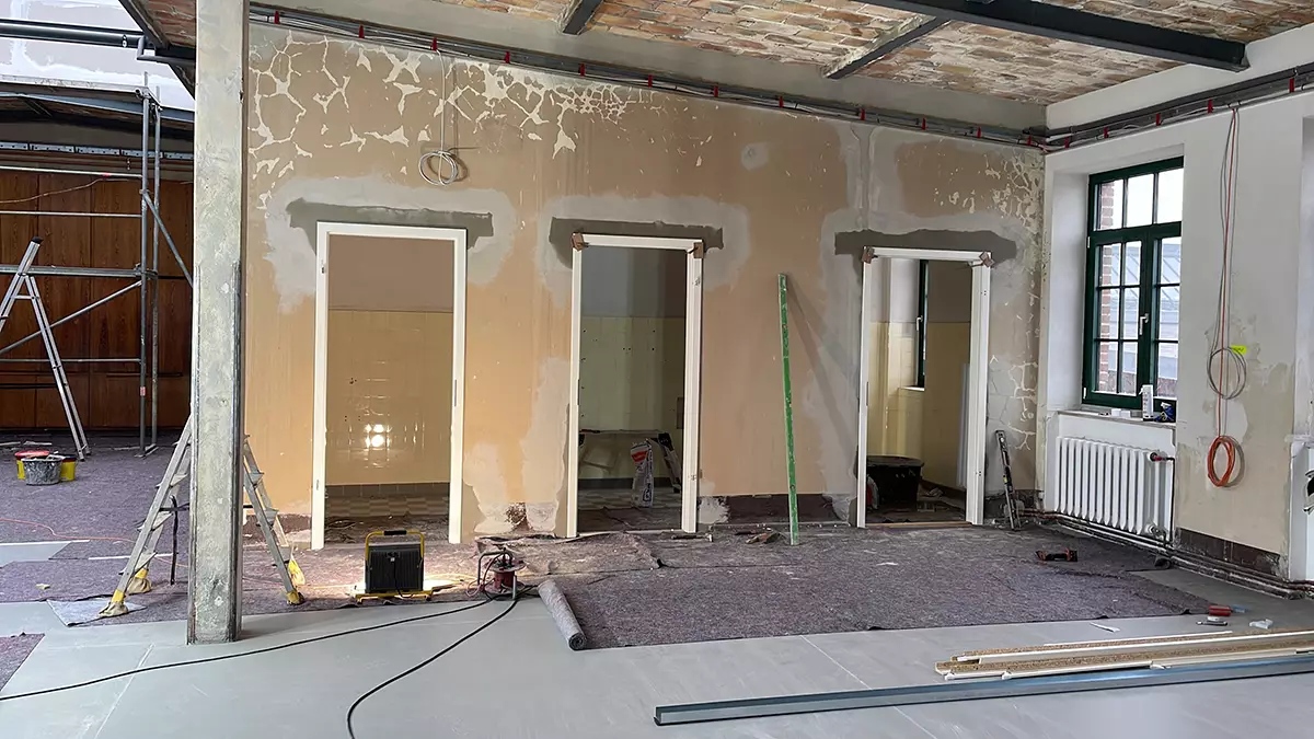 Rückbauarbeiten im ehemaligen Speisesaal mit freigelegter Ziegeldecke und Gerüst