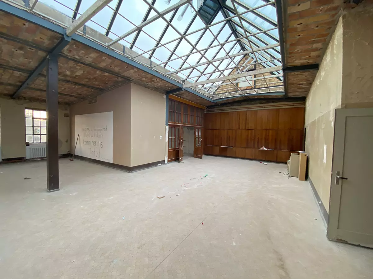 Der ehemalige Speisesaal der Vulkanfiberfabrik vor Beginn der Sanierung, mit Oberlicht und historischer Holzvertäfelung